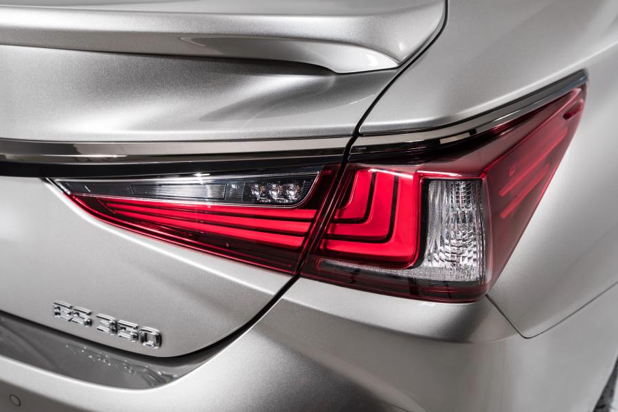 Детали экстерьера Lexus ES350 F-Sport 2018 года  (NA) (фото 13 из 47)